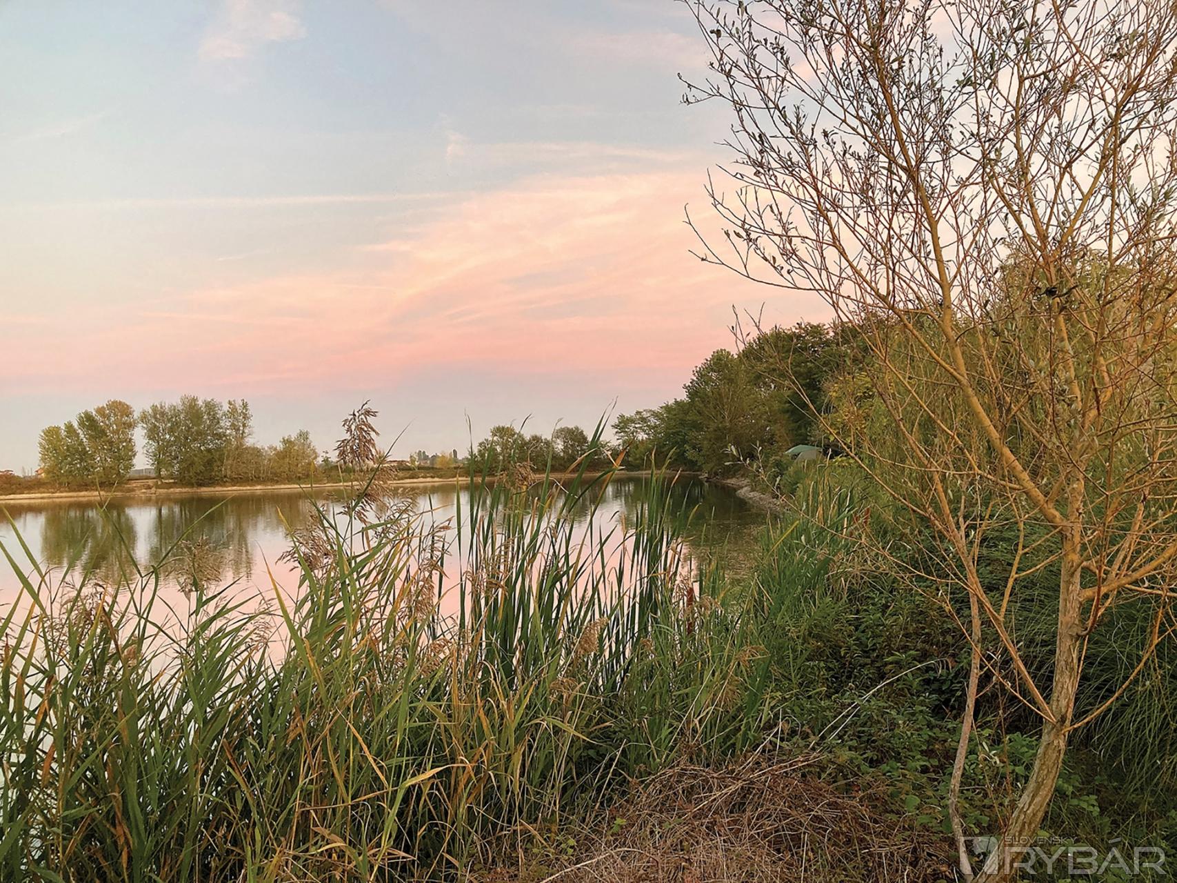 Západ slnka nad štrkoviskom.