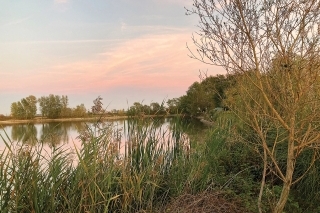Západ slnka nad štrkoviskom.