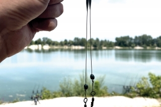 Medzi naše najpoužívanejšie montáže patrila montáž Ronnie Rig s popkami vo veľkosti 14 a 16 mm v rôznych príchutiach ako jahoda, ananás, sweet corn. Poprípade kombinácia pop-up s boilies.