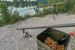 Jedna z kŕmnych dávok, ako nástroj na kŕmenie prút 5 lb 3,66 m, navijak osadený šnúrou.