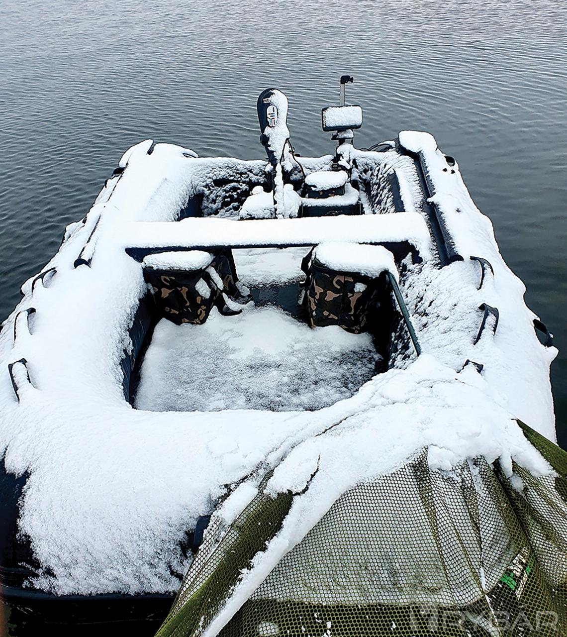 Tentokrát má netrápil čln plný vody, ale snehu. Veci v člne som mal v aquos taškách 
a vždy po ruke a v suchu,
jediné, čo bolo potrebné,
očistiť sonar od snehu.