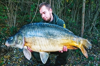 Opäť známy Hrbáč, druhýkrát chytený, 
ale v hmotnosti 16,50 kg.