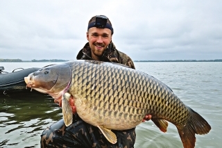 Prvý záber a hneď šupináč 
s hmotnosťou cez 23 kg
a nezameniteľným príbehom.