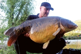 Počas jedného dňa som vytiahol dve ryby nad 18 kg. Táto ryba s hmotnosťou 19 kg je pre mňa jednou z najkrajších a najváženejších na rieke Labe. Zachutil jej znova môj obľúbený Sea Food.