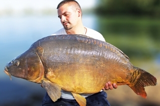 “Umelec” Cédric s prvým obrovským kaprom s hmotnosťou 27 kg. Aj táto ryba bola vrátená vode bez akéhokoľvek poranenia.