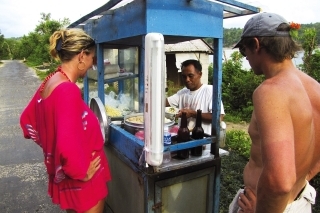 Pojazdná reštaurácia, podáva sa miestna špecialita BAKSO.