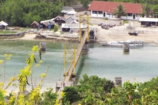 Tento most je jediná spojnica medzi Lembonganom a Ceninganom.