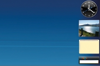 Kliknutím na nainštalovaný Google Desktop sa v pravej časti pracovnej plochy zobrazí panel, kde sa, okrem iného, nachádzajú aj 2 okná s aktuálnymi správami, pričom na jednom z nich je oranžová ikona RSS.