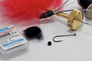 strímrový háčik (veľ. 6), volfrámová guľôčka (4,6 mm), červené perie marabou, čierny prírodný dabing, čierna viazacia niť, rotačný dabovač