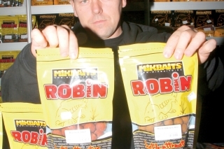 Mikbaits pripravili pekný stánok. Mohli sme ovoňať nové Robin red-ové boilies a iné novinky.