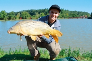 25 metrov od môjho lovného miesta som podobral tohto 9,41 kg kapra.