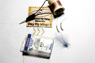 Materiály:
ľahký zahnutý háčik (Varivas 2200BL), svetlá viazacia niť, Mayfly Tube Body, Mayfly Fly Wings, pierka CDC.
