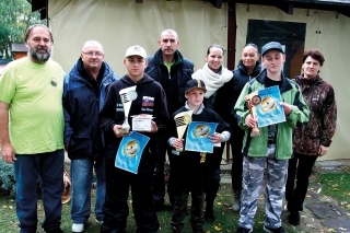 Zľava: Jaroslav Heler - hlavný organizátor, Miroslav Čulák, Filip Sopúch - 2.miesto, Roman Valentovič - hlavný rozhodca, Jakub Lipka - 1. miesto, Miroslava Piešťanská - riaditeľka pretekov,  Denisa Králičová - riaditeľka ZŠ vo Veľkých Kostoľanoch, Mathias Molnár-3. miesto, a Kobelárová Blažena - zástupca sponzora, firmy Maver CZ.