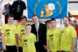 Učasť na výstavách a propagácia práce s mládežou je každoročnyým pravidlom. Na snímke spolu s Tiborom Dobiašom, vedúcim oddelenia štátnej správy rybárstva Ministerstva životného prostredia Slovenskej republiky.