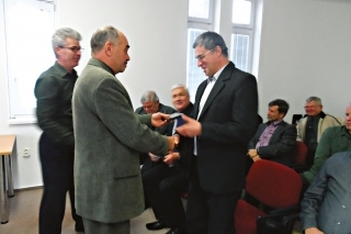 Predseda MO SRZ Béla Zsille pri odovzdávaní
pamätnej plakety Františkovi Hontvárimu,
starostovi obce Malá Mača.