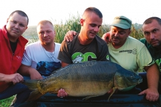 Zľava organizátor pretekov Andrej Nemoga z Big Carp Baits, Miki Gyönyör, Róbert Kováč, Zsolt Bereckei a Zoli Csutor.