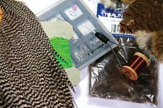 Materiály:
suchý háčik s predĺženým ramienkom, tmavá viazacia niť, 2-3 CDC pierka, grizzly pierko, chartreuse šenilka, pierko z jarabice, prírodný dabing s dlhším vlasom.