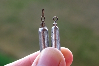 Rozdiel medzi záťažou na drop-shot (vľavo) a jig rig (vpravo).