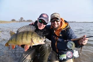 Niklaus Bauer sa teší z úlovku pekného ostrieža svojho kamaráta Marca zo smartlures.nl.