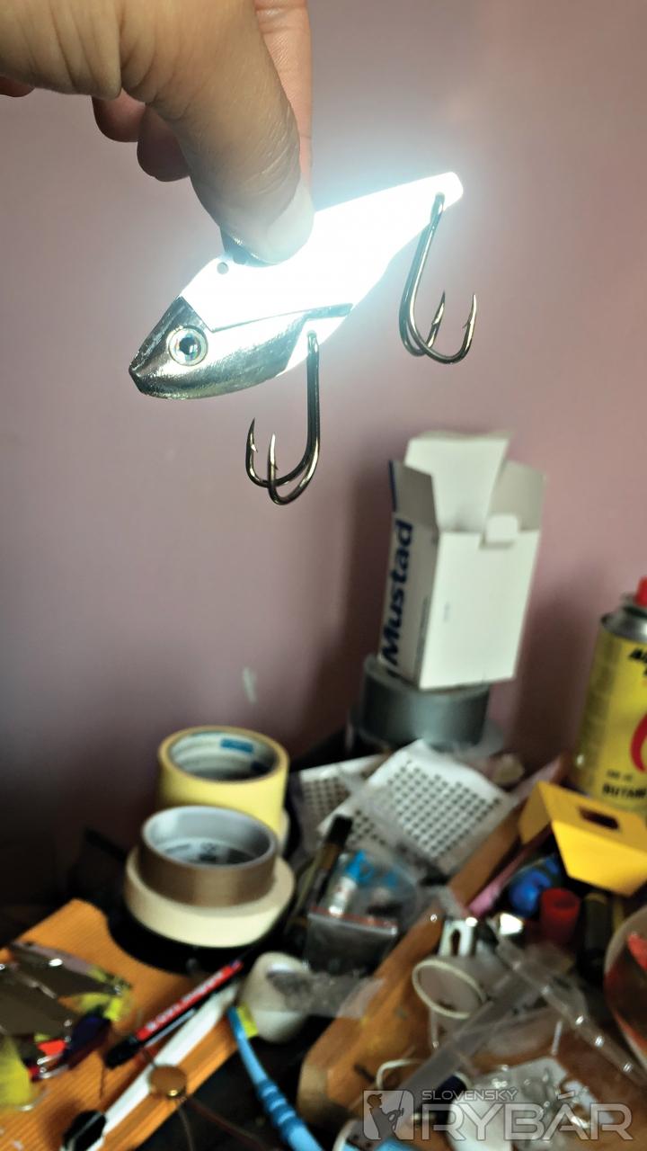 Lesk, sťaby pohľad do zrkadla.
