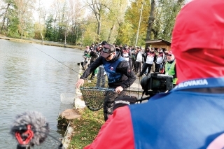 Rozstrel o tretie miesto...
Divácky atraktívny a pretekársky
adrenalínový. Prvá ryba v rozstrele 
v podaní Branislava Pecníka.