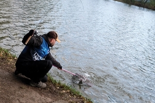 Marián Michalka zdoláva svoju prvú rybu.