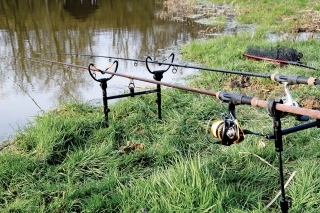 Hrazdy s vidličkami zo stojana Skaut bezchybne poslúžia aj na feeder.