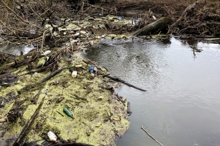 Toto zabolí. Žiaľ, stále je veľa ľudí, ktorým chýba úcta k prírode. V zime odpadky vidieť lepšie, keďže vegetácia sa vytratila.