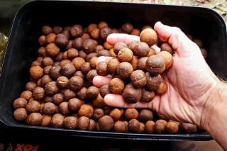 Mix boilies LOSOS a PRAKTIK, ktorý som si ešte zalial tekutou potravou. Tento mix používam na každej jesennej výprave.