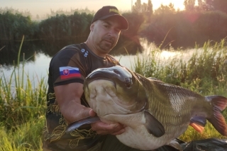 Amur s hmotnosťou nad 24 kg, chytený na príchuť Sladká kukurica s totožnou pop-up z radu Durus.