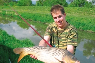 Úlovok kapra zo Šúrskeho potoka.