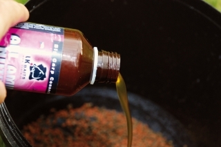 postup úpravy mini peletiek: Moje obľúbené sú Caviar/Fruits veľ. 4 mm, ktoré prelejem tekutou potravou All Amino Nutric.