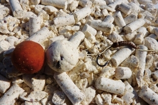 Nadrvené boilies premiešam s peletami Magic chocolate.