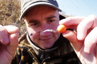 Na druhú montáž našívam nadipované 14 mm 3XL pop-up boilies.