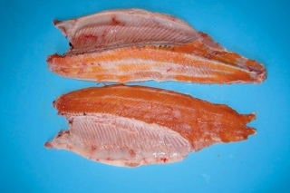 Oranžová svalovina pstruha dúhového  pripomína skôr lososa. Sfarbenie je z prírodných karoténov z krivákov, ktorými sa pstruh živil.