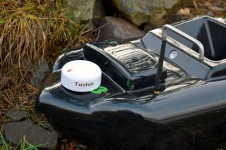 GPS vysielač osadený na loďke Viper Icon.