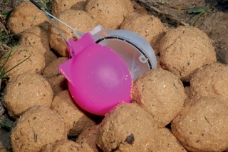 Amur dokáže prijať veľké množstvo potravy, len čo vám prídu, musíte mať pripravené návnady, aby ste ich udržali na kŕmnom mieste.