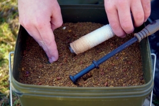 1. Krásne voňavý stick mix naberiem do PVA pančuchy.