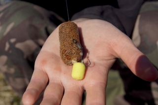 3. Montáž pomocou boilies ihly prevlečieme cez PVA pančuchu.