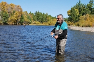 Peter prechytáva úsek nad zrubom.