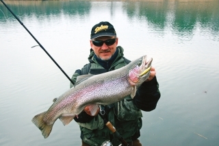 Nádherný dúhak zabral na Minnow vo farbe potočáka.