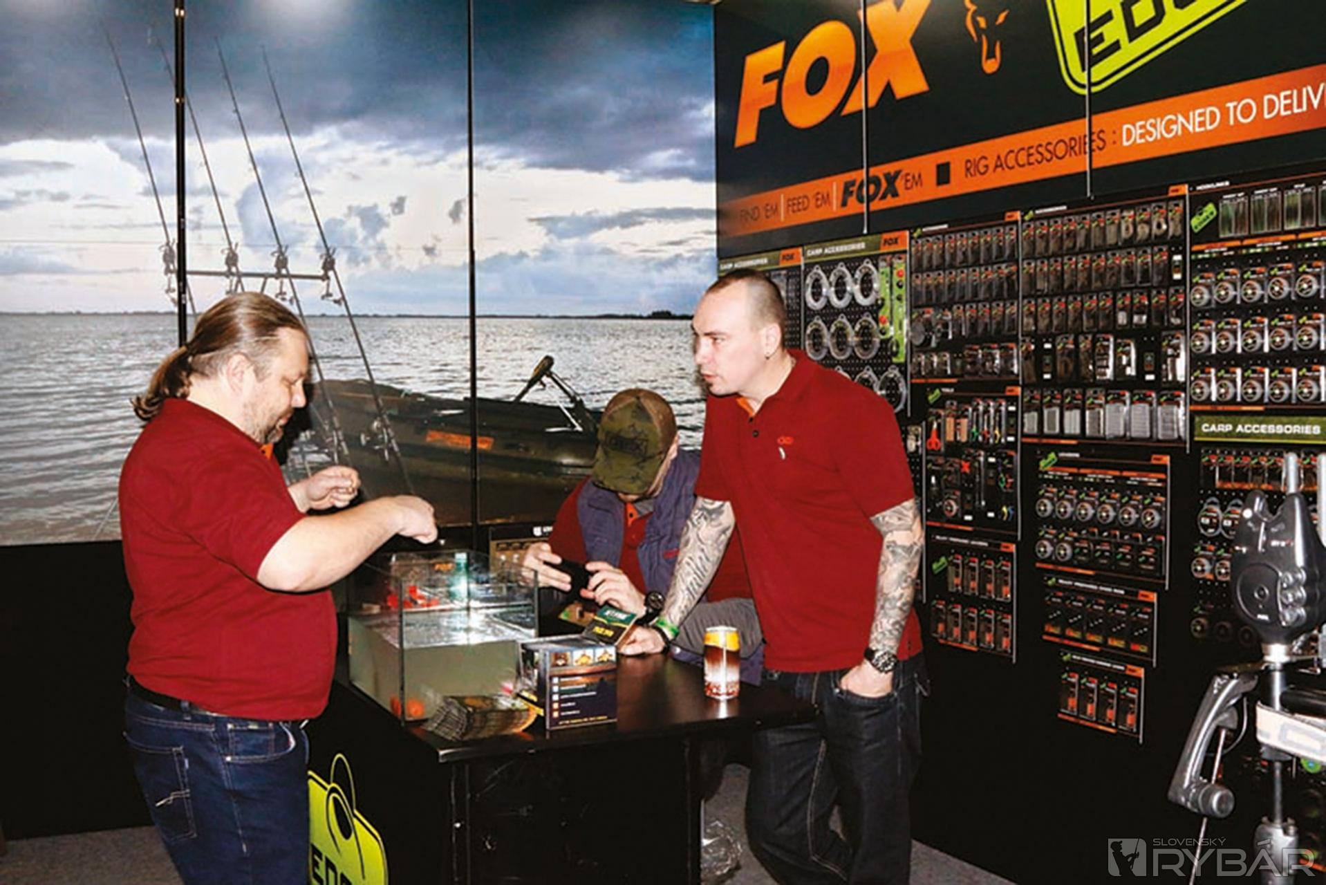 V stánku Fox vás výrobkami sprevádzali známi kaprári Jarda Těšínský a Honza Hubka.