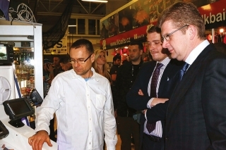 Pána ministra zaujali aj novniky z oblasti technológii - sonary Lowrance.