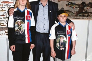 Tajomník SRZ Ľuboš Javor a juniorskí majstri v prívlači a plávanej.