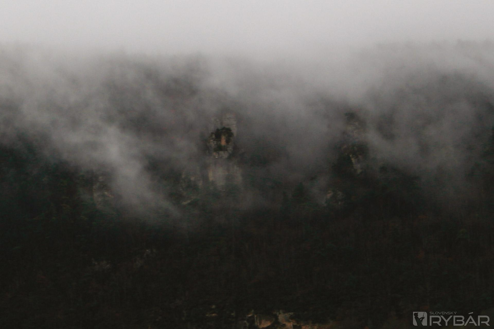 Z hmly sa vynárajú obrysy kamenných tvárí. Akoby mlčky hľadeli do údolia...