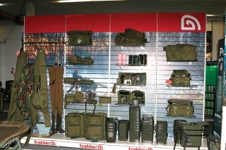 Trakker s kvalitnou taškovinou nemohol chýbať.