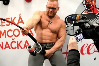 Stánok Hell Cat lákal najmä na "súboj" prúta s 10 kg závažím.
