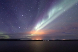 Polárna žiara nad jazerom Thingvellir.