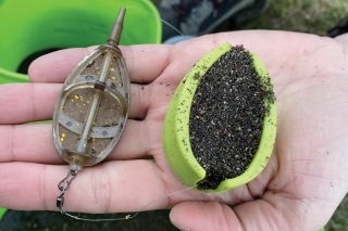 Následne naplním kvalitným krmivom.
