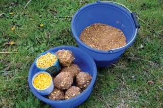 Hrubé krmivo pre väčšie kaprovité ryby.